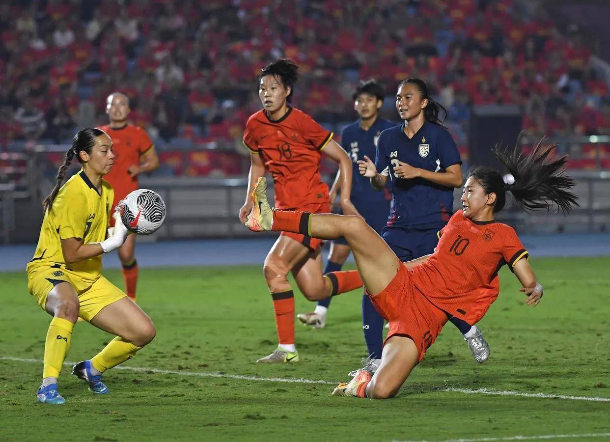 国足女足比赛结束，球员们感慨艰辛一路