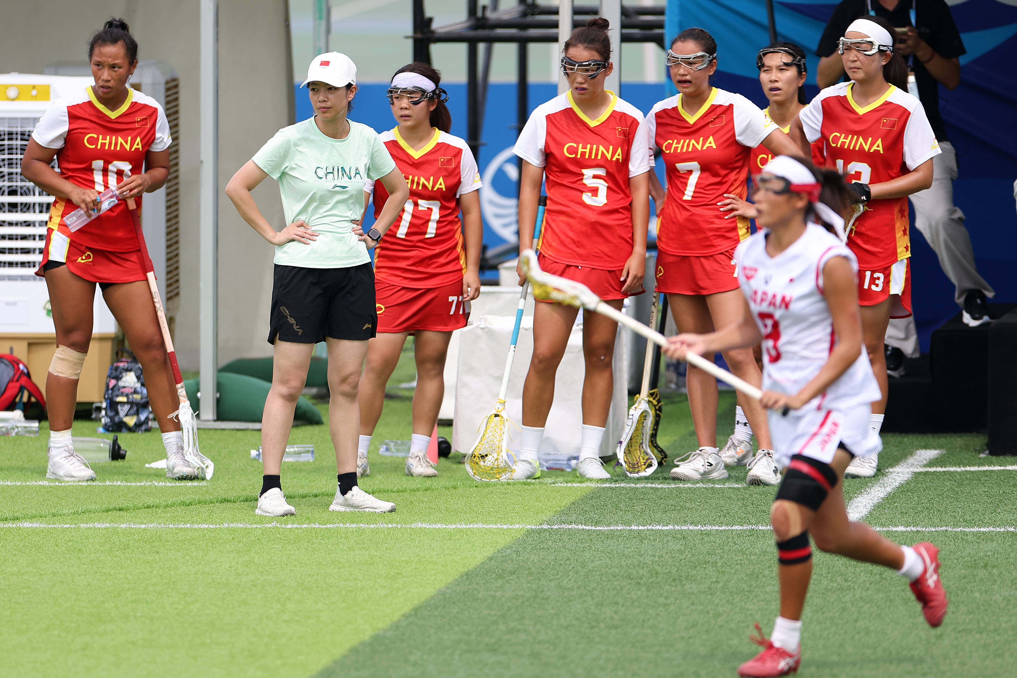 史诗级对决！女子网球赛场上惊险连连